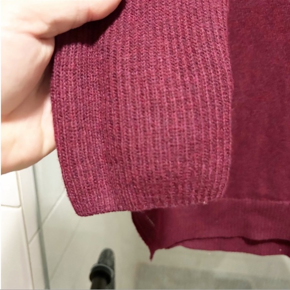 American Eagle Burgundy Light Knit Cotton Blend Oversized V-Neck Sweater Sz. M - Picture 5 of 16